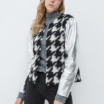 ΖΑΚΕΤΑ ΤΥΠΟΥ CHANEL ΜΕ FOIL ΦΟΥΣΚΩΤΑ ΜΑΝΙΚΙΑ ΚΑΙ PIED DE POULE ΜΑΛΛΙΝΟ