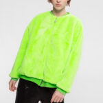 FAKE FUR BOMBER ΑΠΟ ΓΟΥΝΑ ΟΙΚΟΛΟΓΙΚΗ ΜΕ ΦΕΡΜΟΥΑΡ STRASS "GIRL" ΜΕ ΜΠΑΣΚΑ ΑΠΟ ΡΙΠ ΚΑΙ ΜΑΥΡΗ ΦΟΔΡΑ