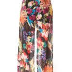 παντελόνα με allover floral print σε παγιέτα (shiny)  , εσωτερικά σορτς με φόδρα. Mαύρο φόντο και λουλούδια σε έντονα χρώματα.