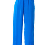 παντελόνα μακριά με τσέπες , φερμουάρ και εσωτερικό κρυφό λάστιχο στο πίσω μέρος. Σε μπλέ ρουά , η No.1 τάση του καλοκαίριου.