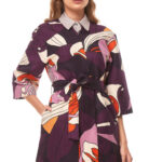 πανωφόρι  τυπωμένο (floral print) με ζώνη και εσωτερικές τσέπες. Σε μωβ φόντο με μεγάλα λουλούδια.  Εξαιρετικά αέρινο.