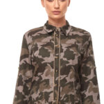 πουκάμισο παραλλαγής με 3/4 μανίκι , χρυσά κουμπιά και χρυσό ρέλι στην πατιλέτα.