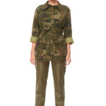 JACKET ΠΑΡΑΛΛΑΓΗΣ ΜΕ ΜΕΓΑΛΕΣ ΕΞΩΤΕΡΙΚΕΣ ΤΣΕΠΕΣ. ΦΑΡΔΙΑ ΖΩΝΗ. ΜΕΓΑΛΑ ΧΡΥΣΑ ΚΟΥΜΠΙΑ ΣΤΙΣ ΤΣΕΠΕΣ ΚΑΙ ΜΠΡΟΣΤΑ. ΜΕΣΑΤΟ ΘΥΛΗΚΟ LOOK.