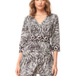 Zακέτα με allover print ασπρόμαυρη , κρουαζέ με ένα δεύτερο print με κρίκους στην πατιλέτα και την ζώνη για το απόλυτο print block